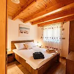 בית נופש Family Friendly House With A Swimming Pool Basina, Hvar - 23475
